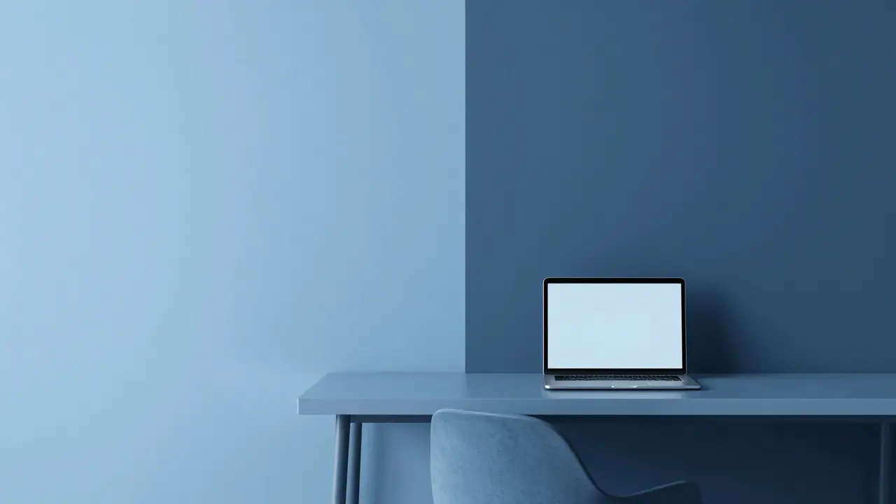 Home-Office mit monochromatischen Blautönen für Fokus
